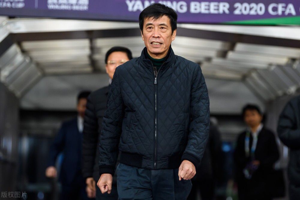 接过姐姐的鞋子，大安毫不犹豫就抽在陈狗蛋的脸上，左右开弓，打得陈狗蛋嗷嗷直叫。